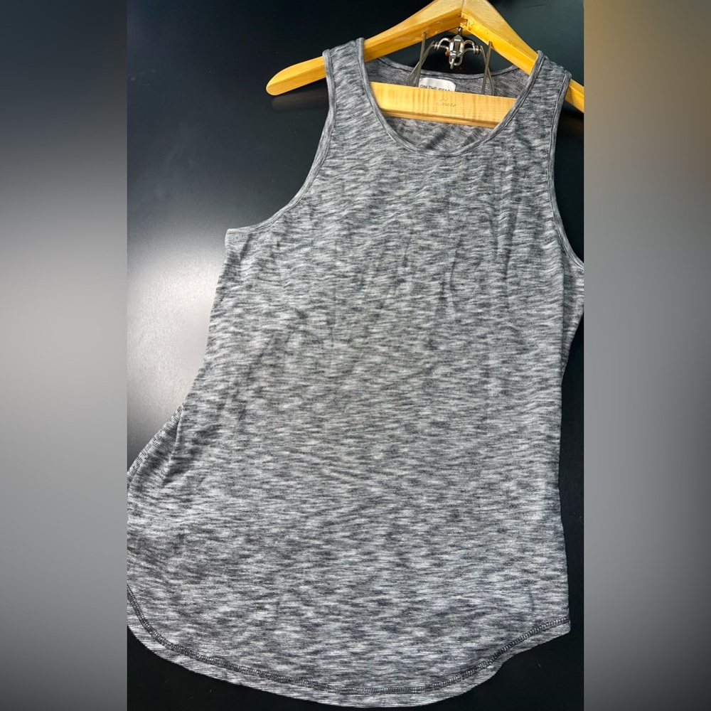 On The Byas women’s Heathered Grey & Black Scoop Hem tank top Size Medium EUC